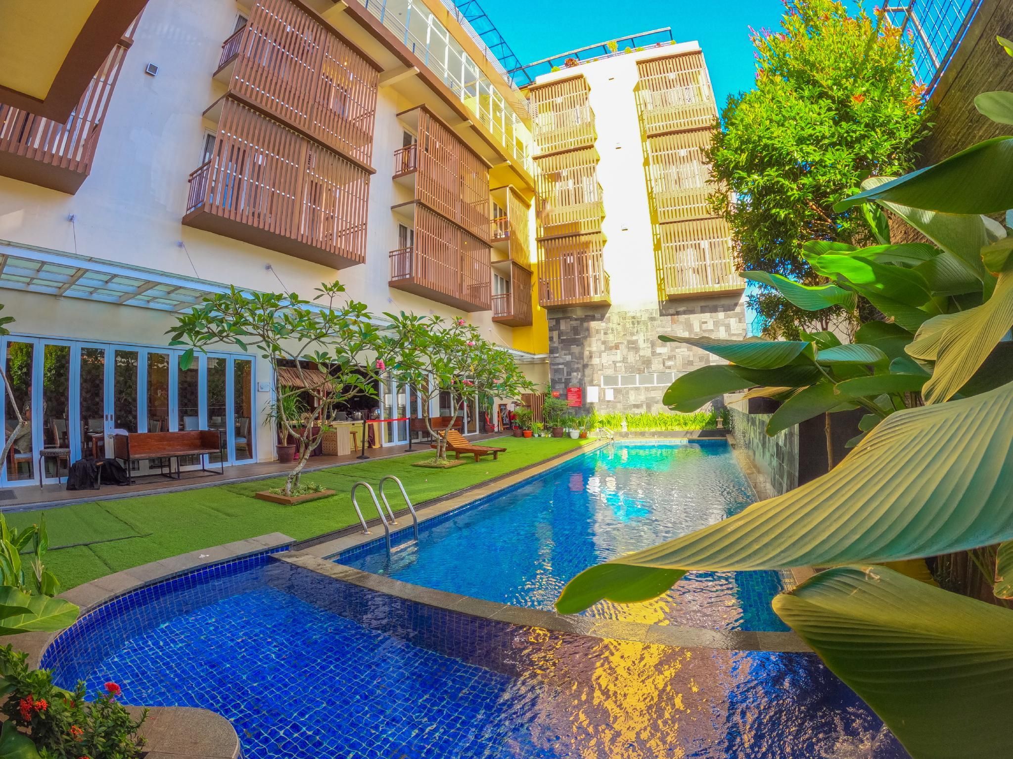 حوض السباحة