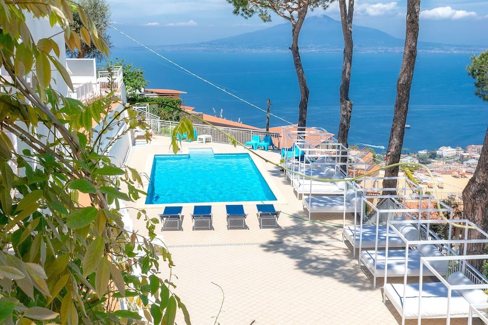 حوض السباحة