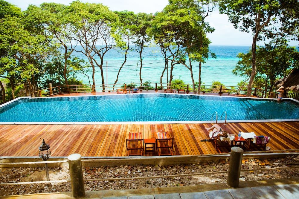 حوض السباحة