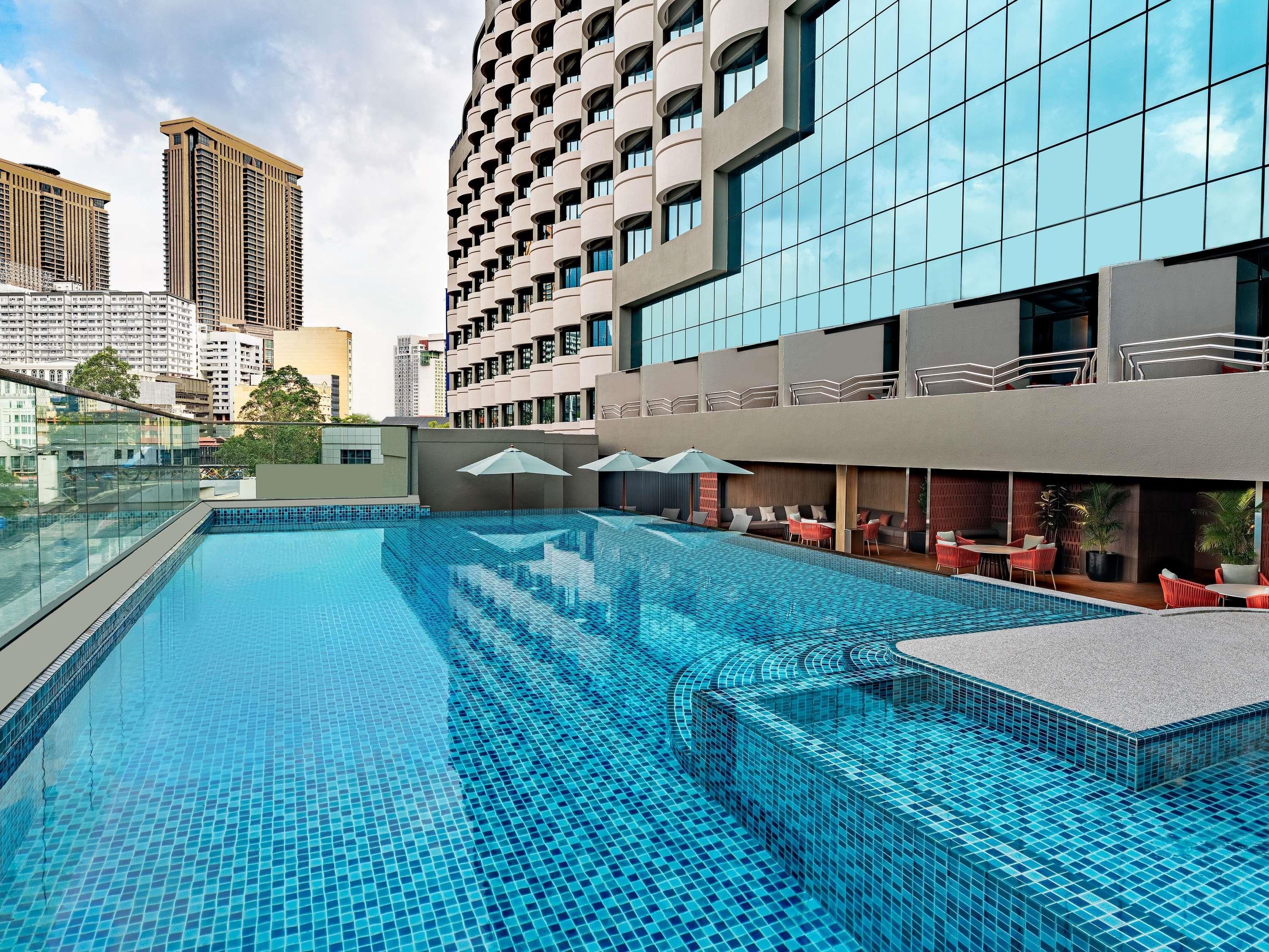 حوض السباحة