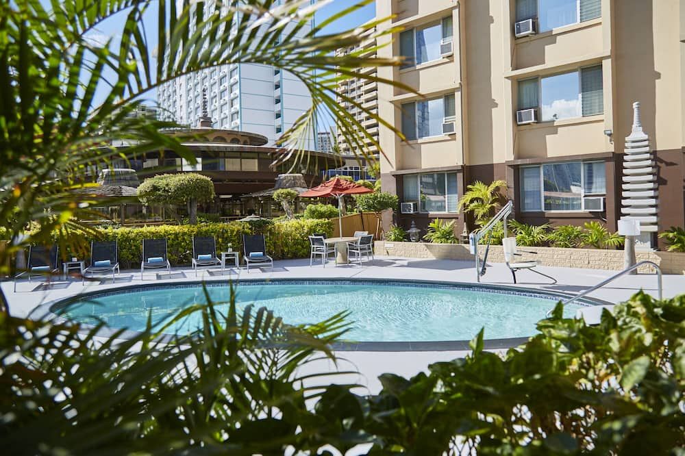 حوض السباحة