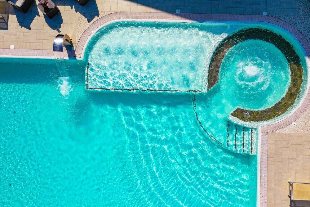 حوض السباحة