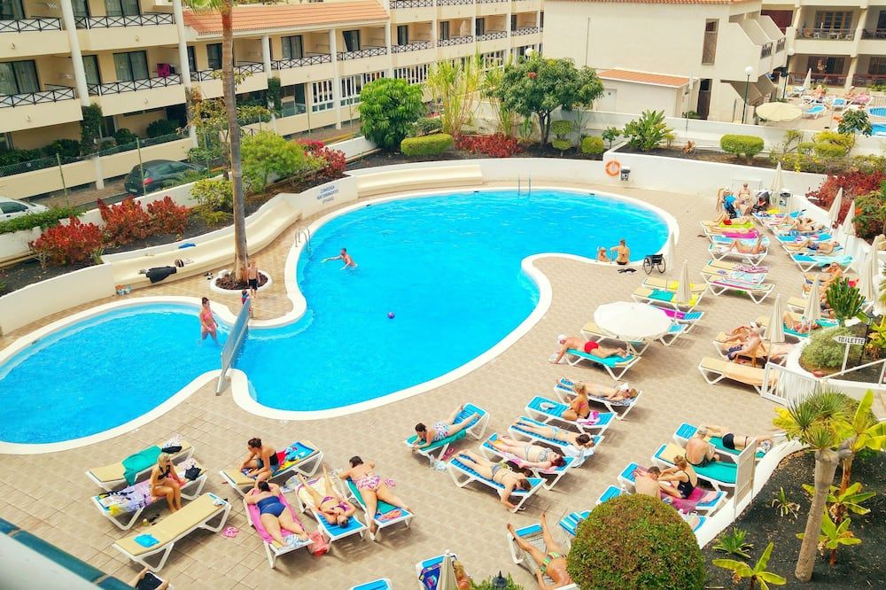 حوض السباحة