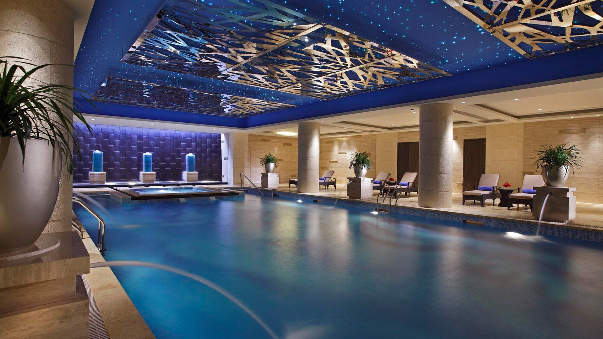 حوض السباحة