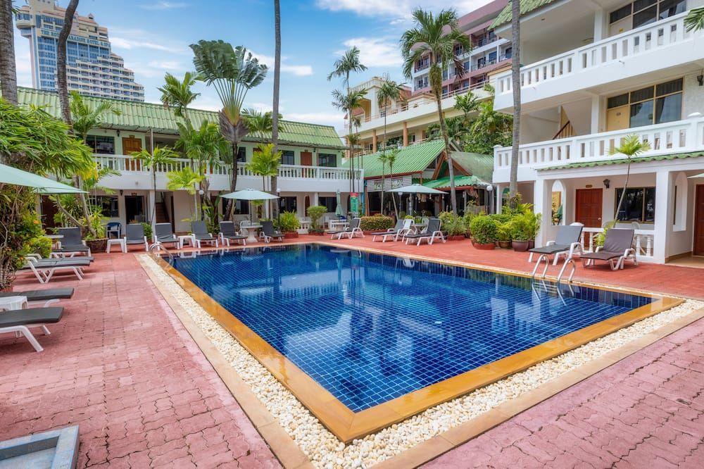 حوض السباحة