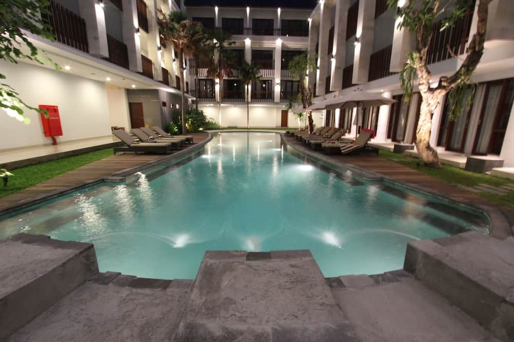 حوض السباحة