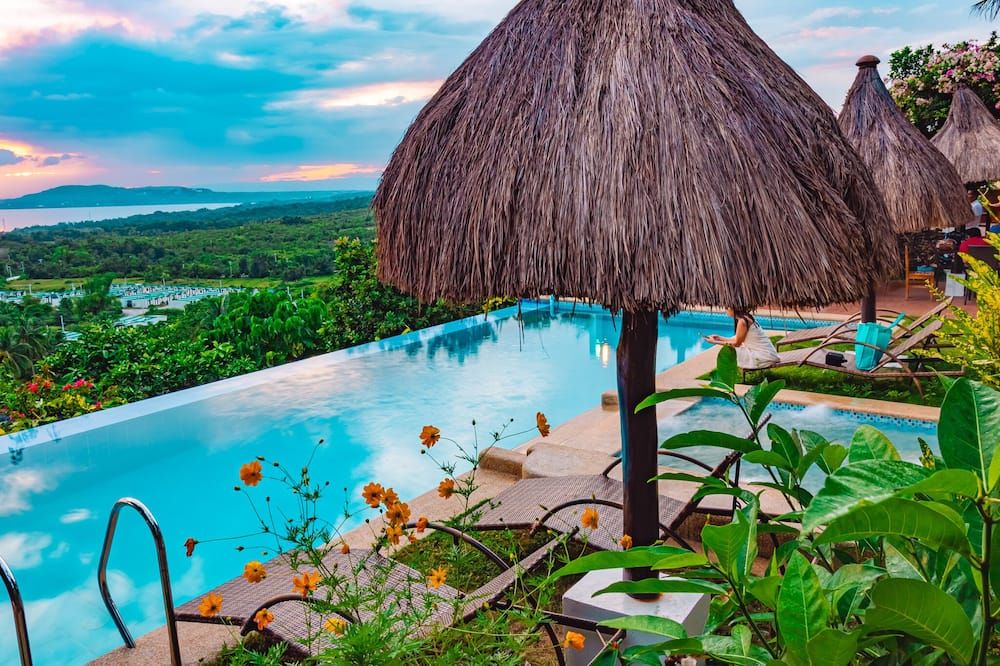 حوض السباحة