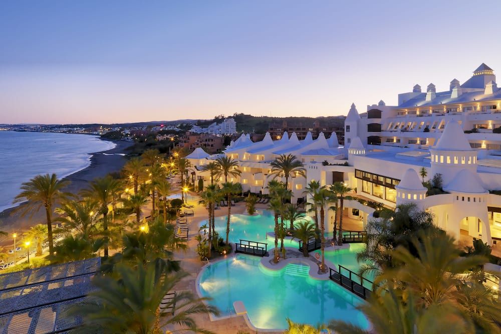 حوض السباحة