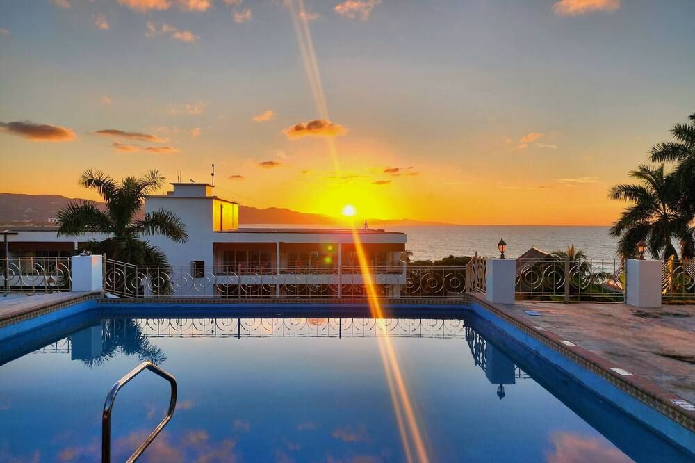 حوض السباحة