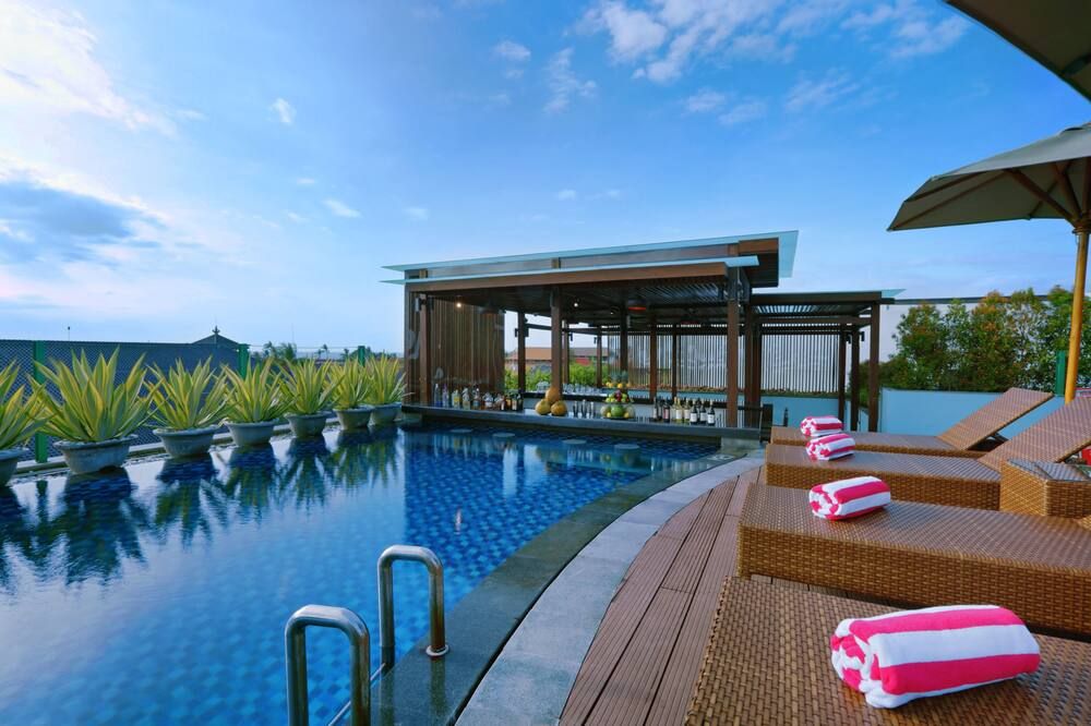 حوض السباحة