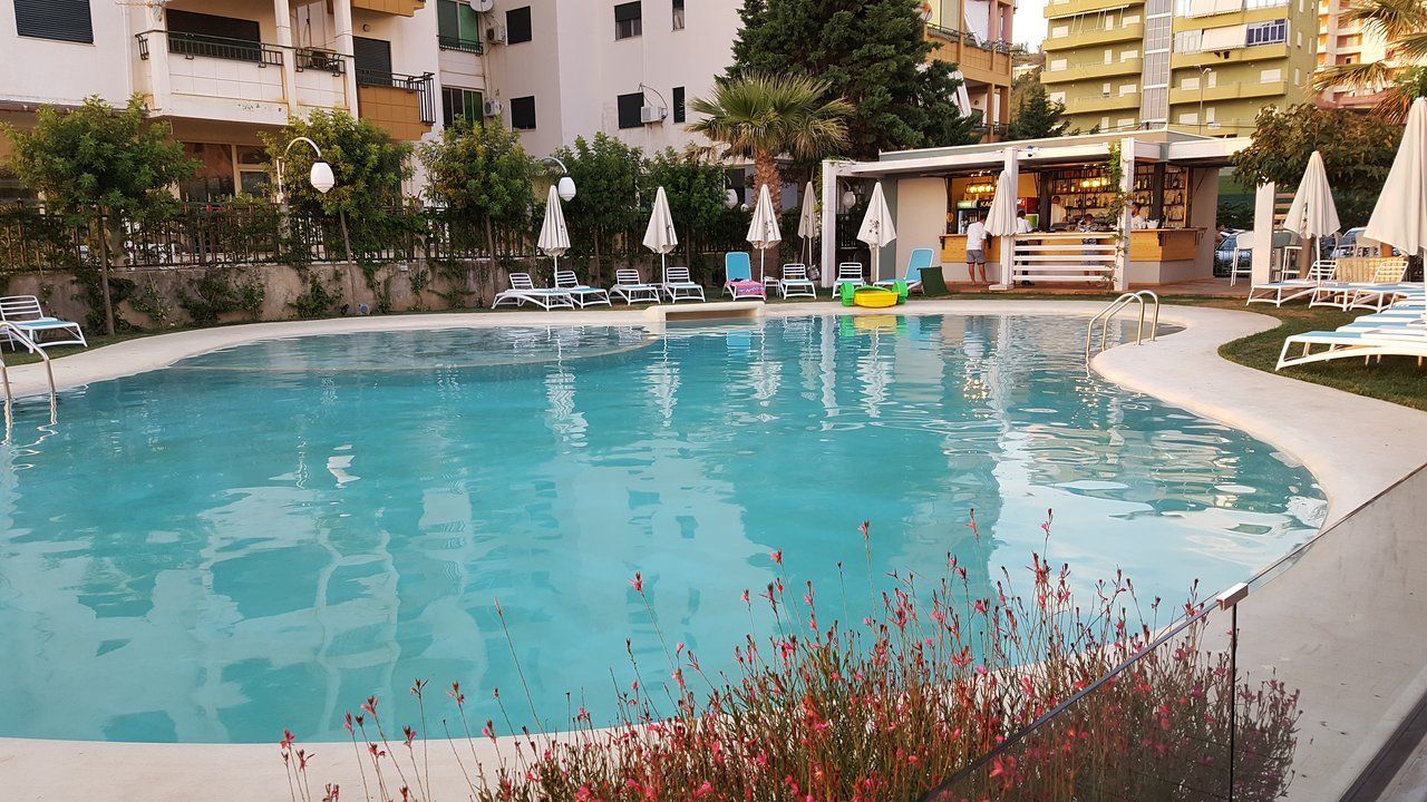 حوض السباحة