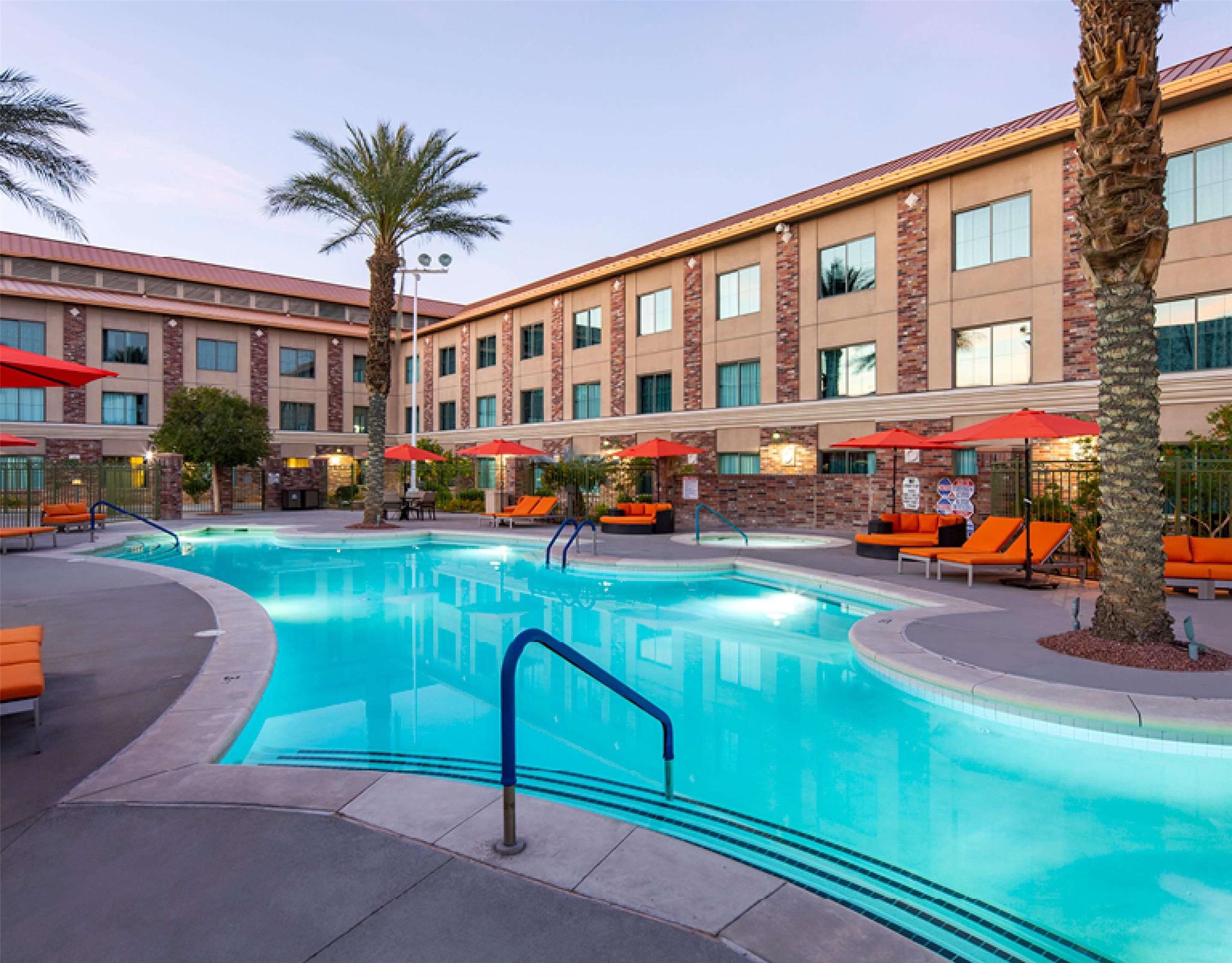 حوض السباحة