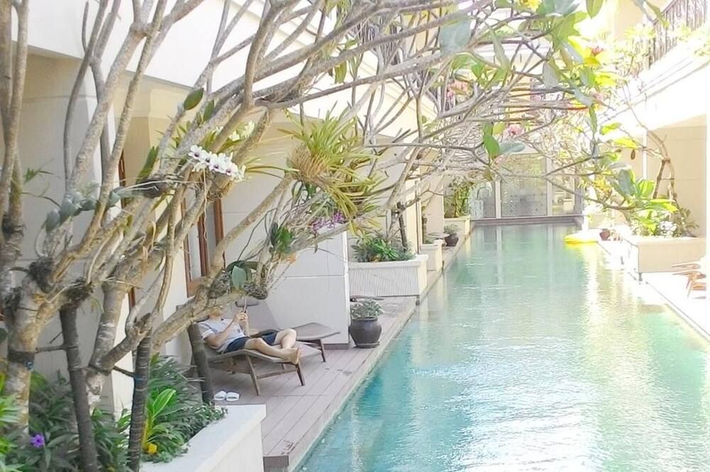 حوض السباحة