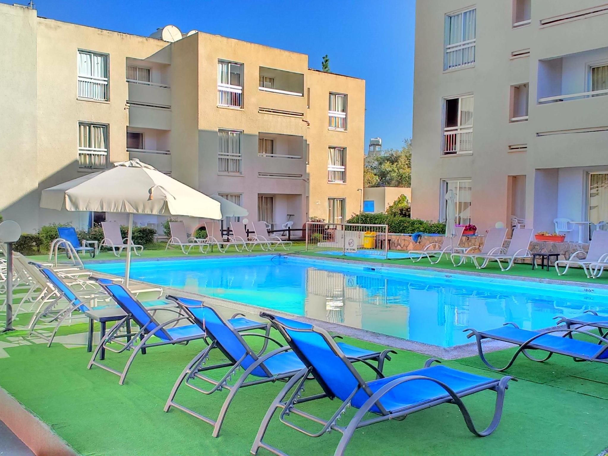 حوض السباحة