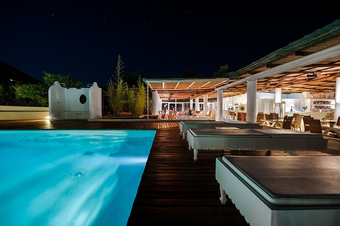 حوض السباحة