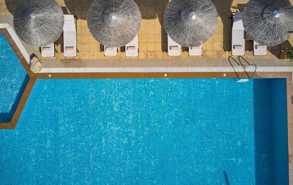 حوض السباحة