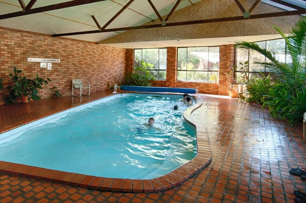 حوض السباحة