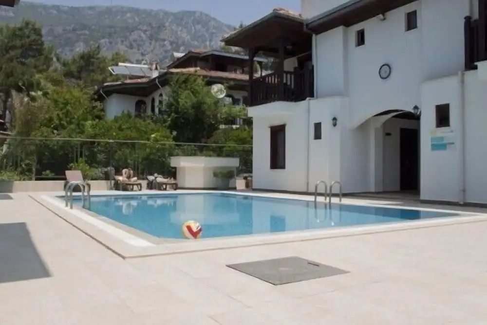 حوض السباحة