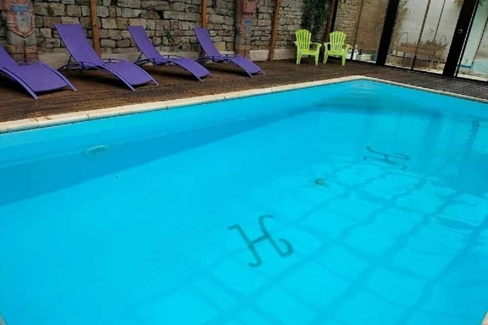 حوض السباحة