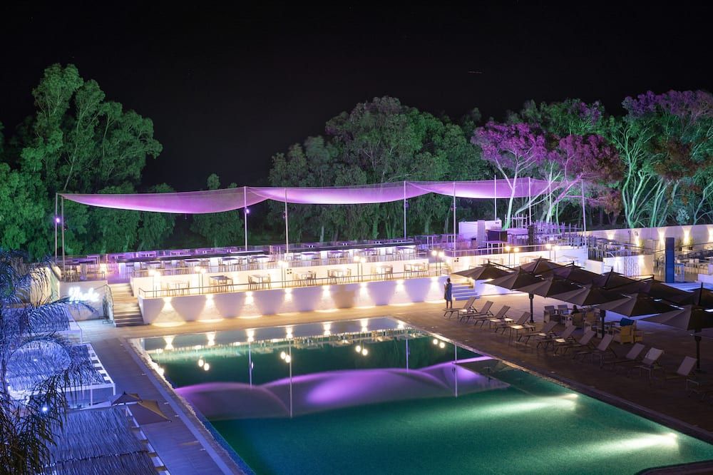 حوض السباحة