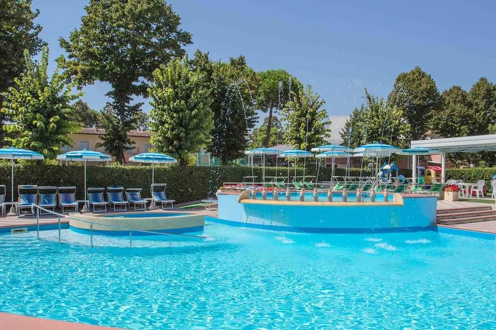 حوض السباحة