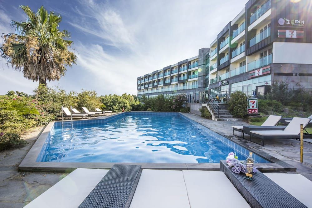 حوض السباحة