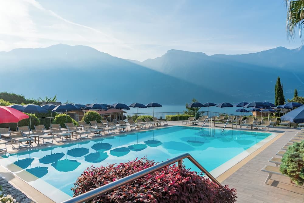 حوض السباحة