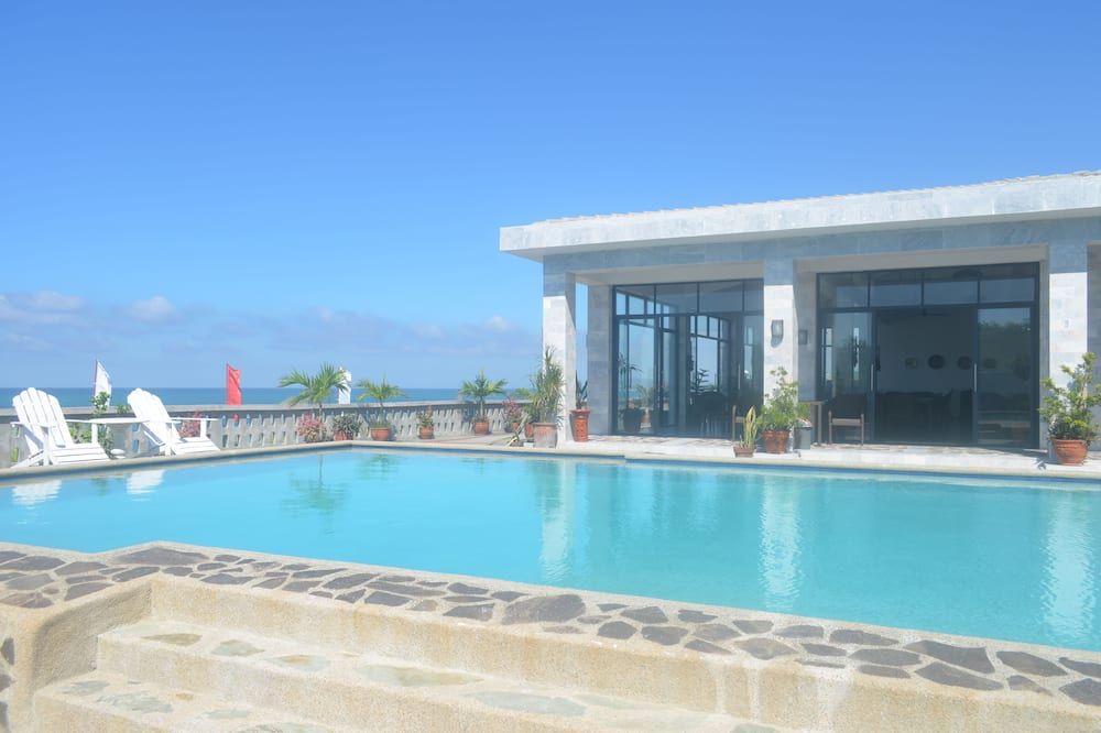 حوض السباحة