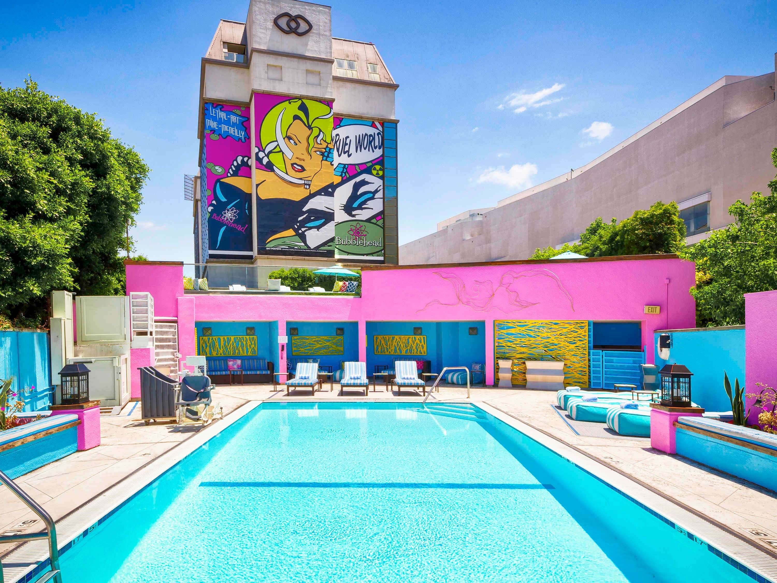 حوض السباحة