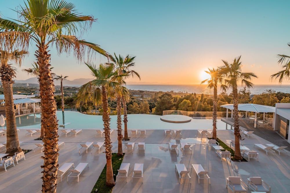 حوض السباحة