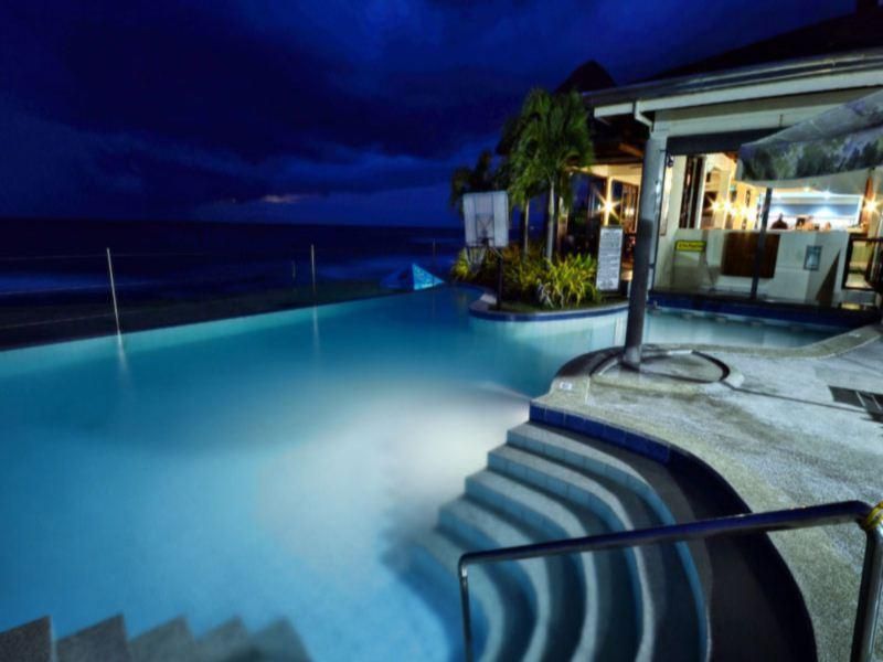 حوض السباحة