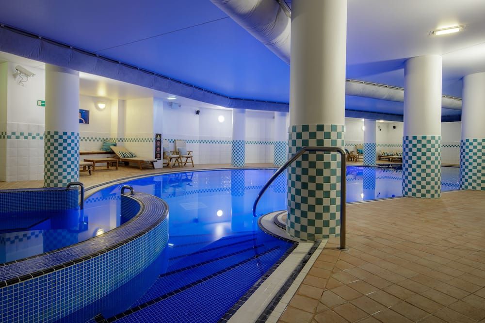 حوض السباحة