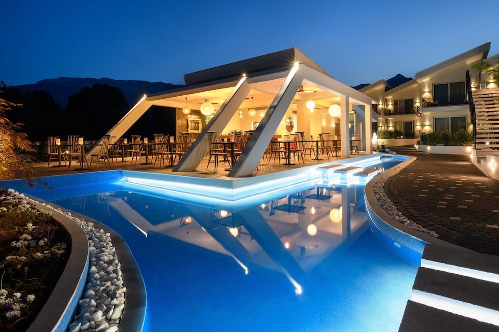 حوض السباحة