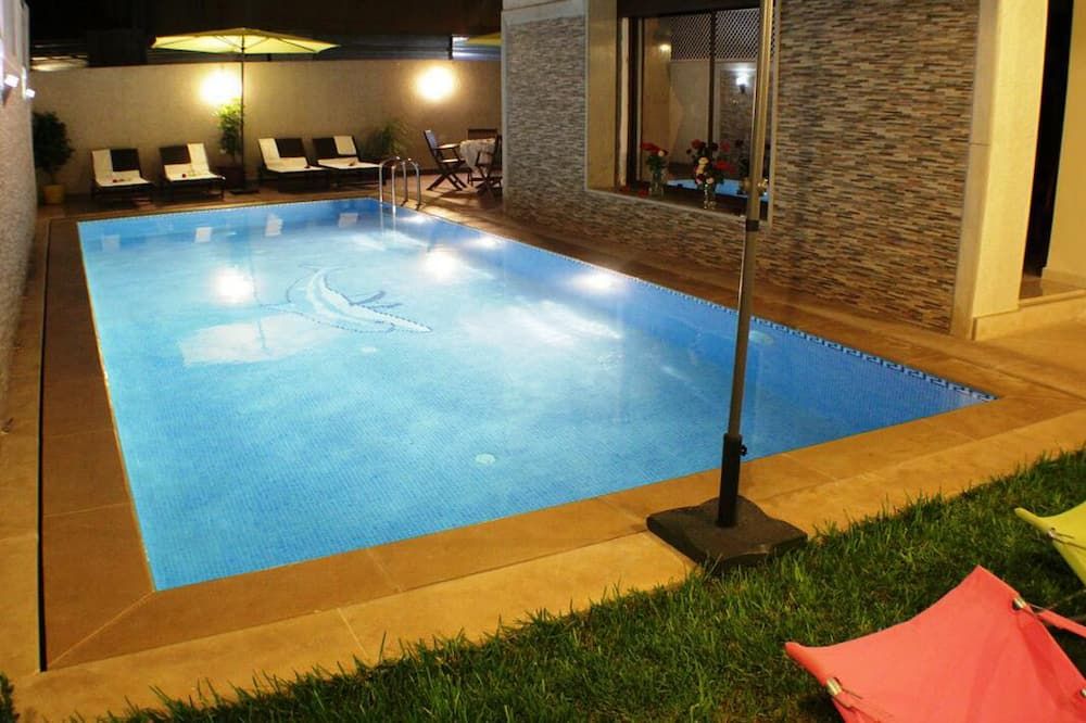 حوض السباحة