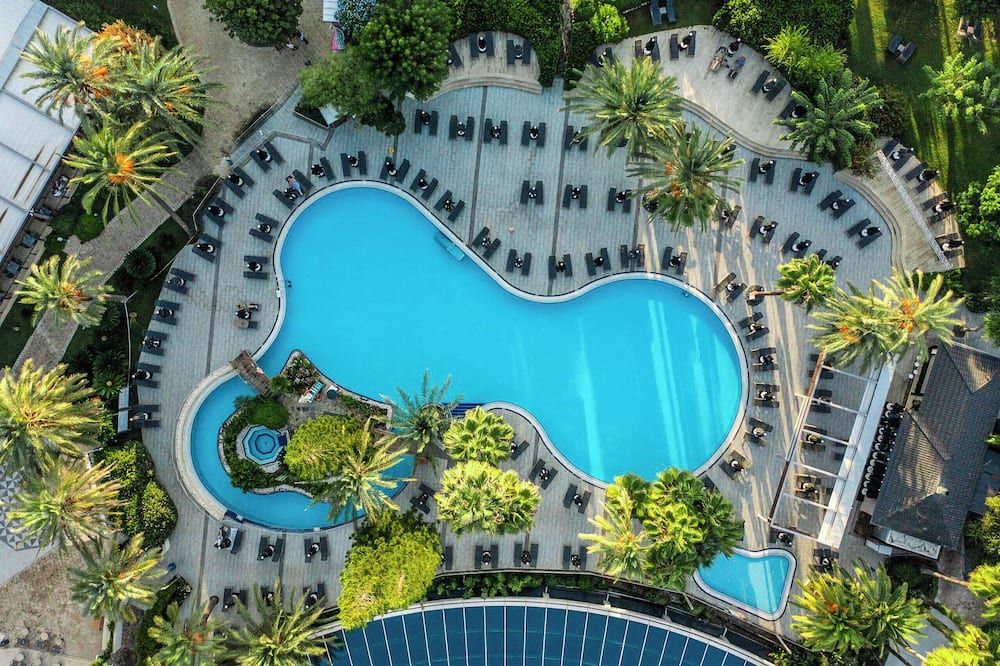 حوض السباحة