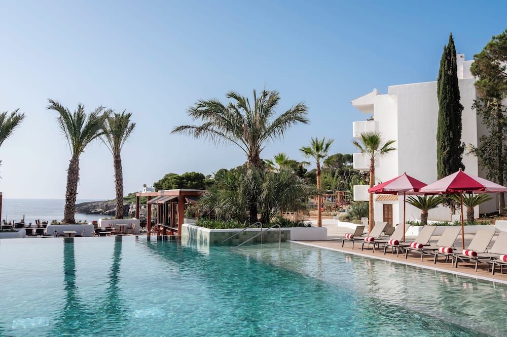 حوض السباحة