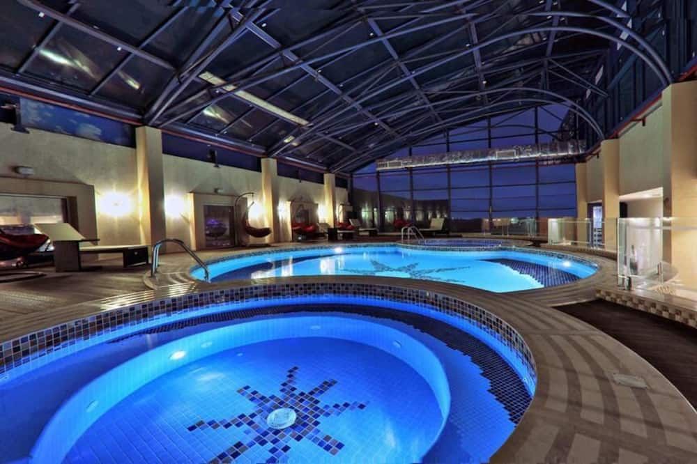 حوض السباحة