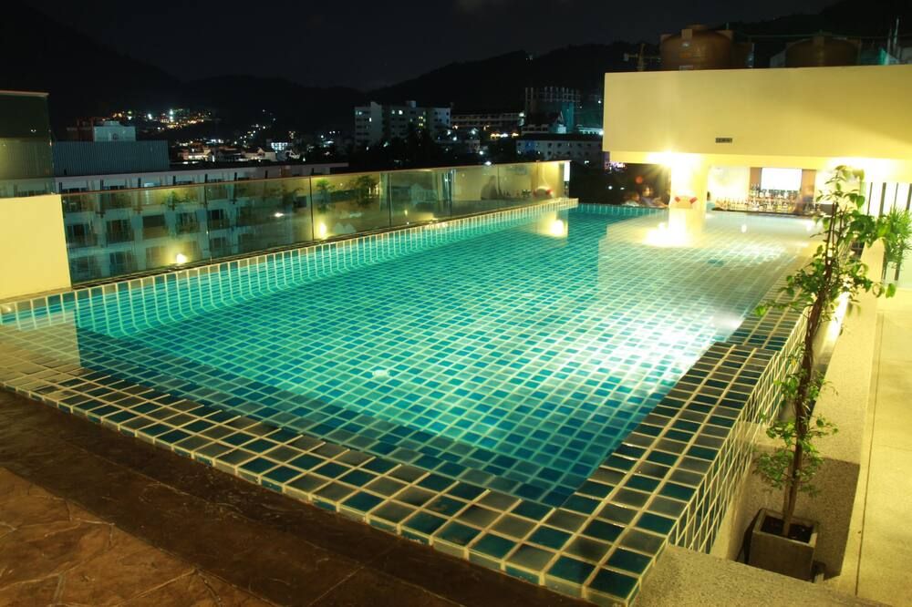 حوض السباحة