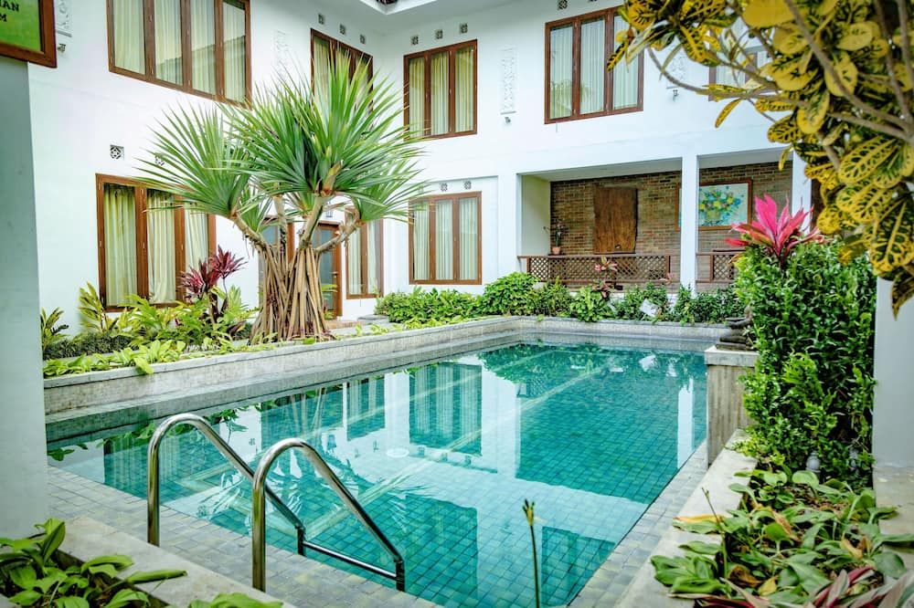 حوض السباحة