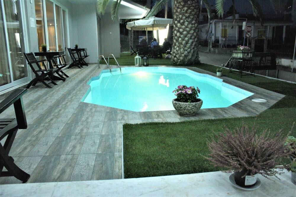 حوض السباحة