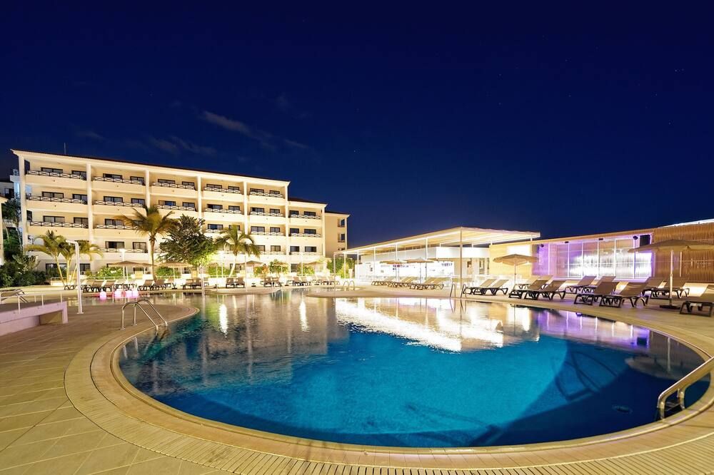 حوض السباحة