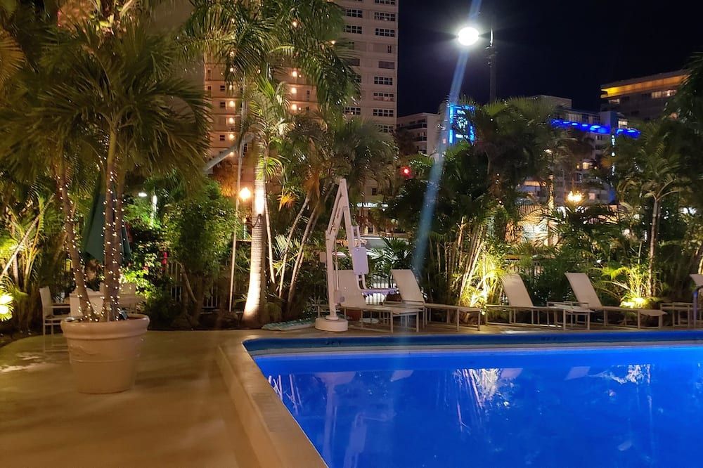 حوض السباحة