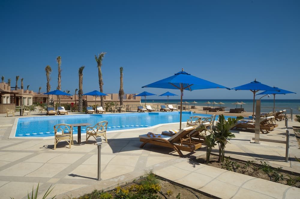 حوض السباحة