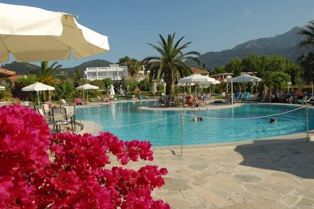 حوض السباحة