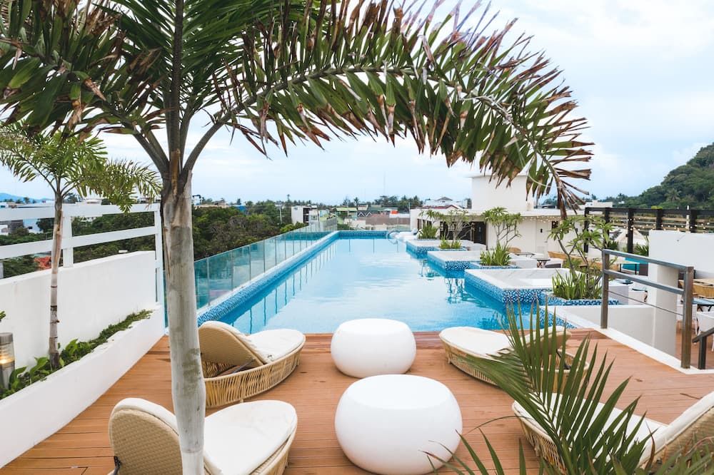 حوض السباحة