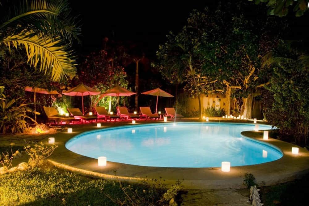 حوض السباحة