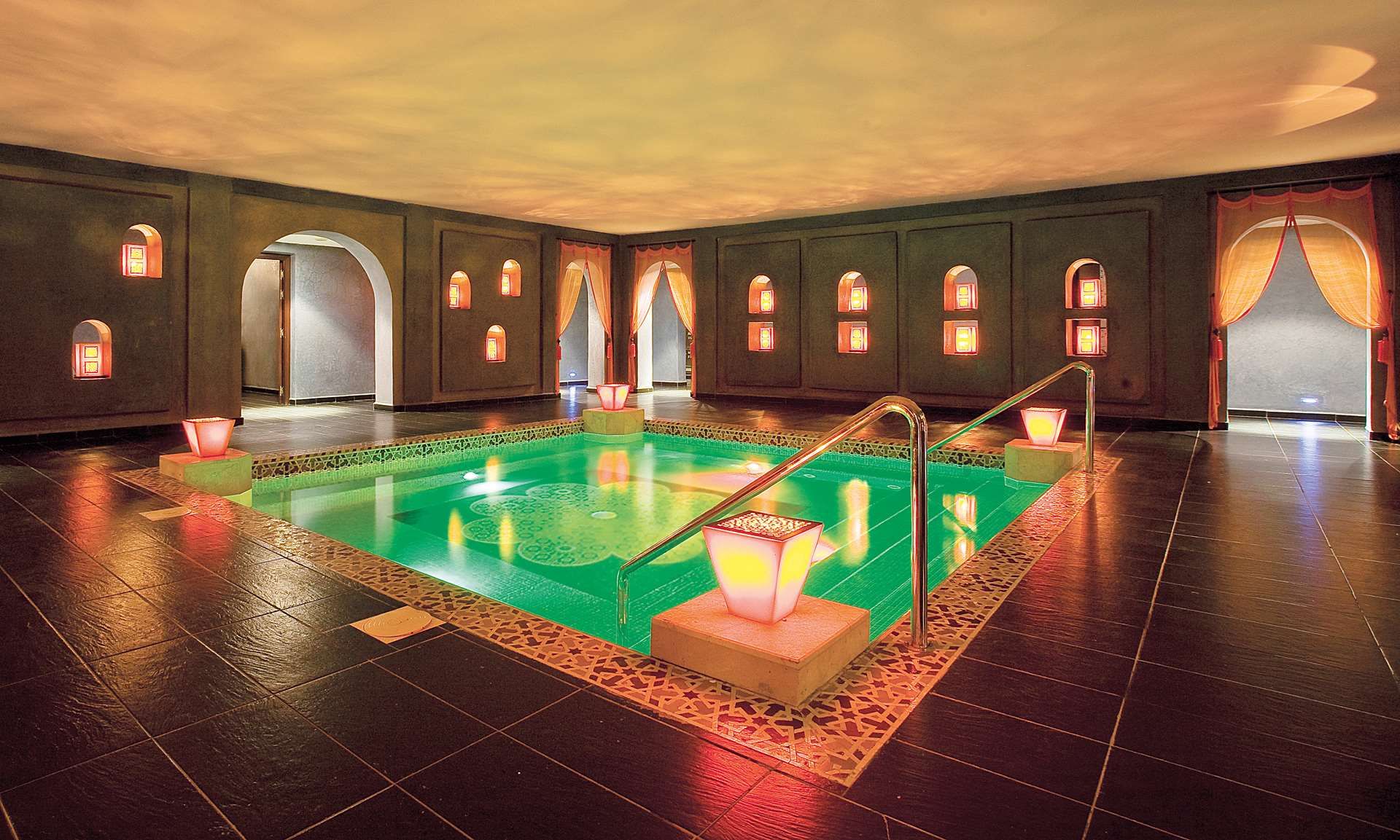 حوض السباحة