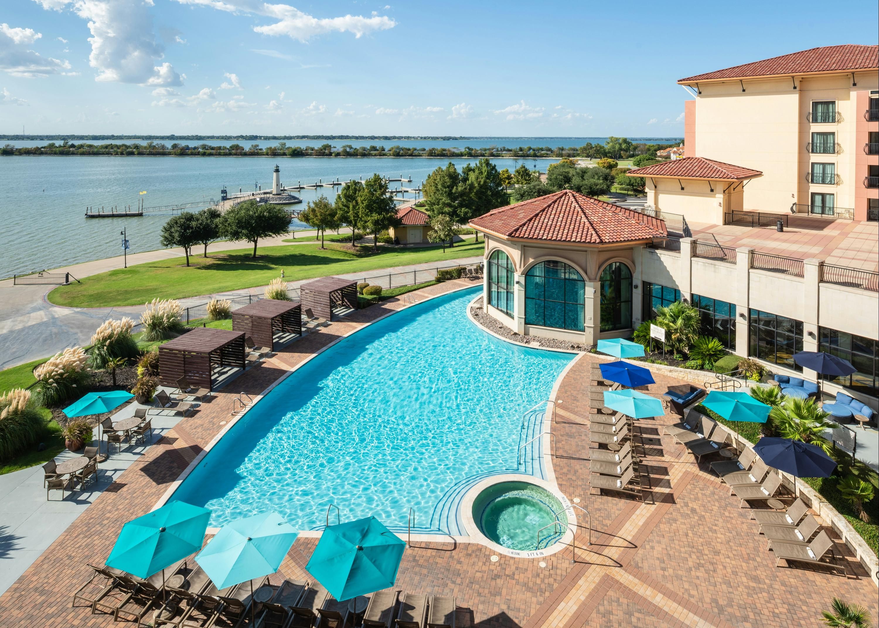 حوض السباحة