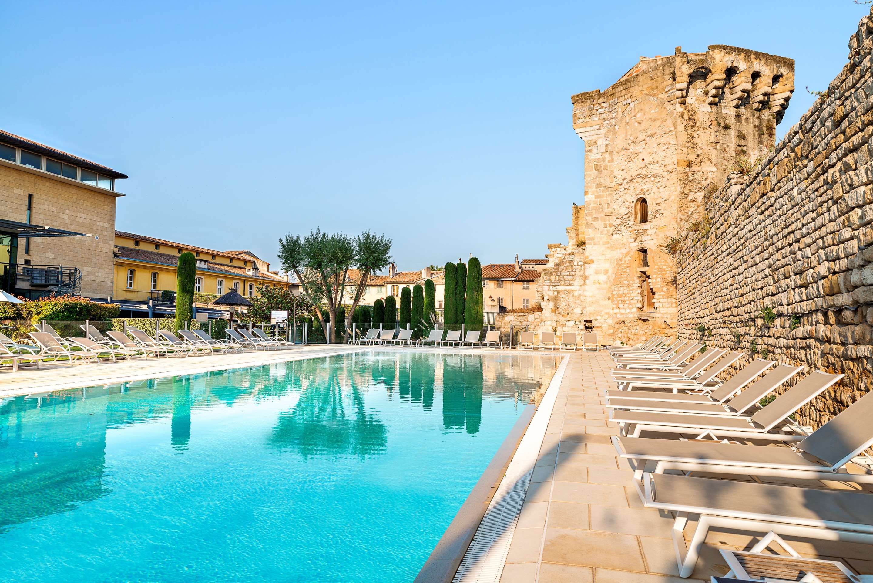 حوض السباحة