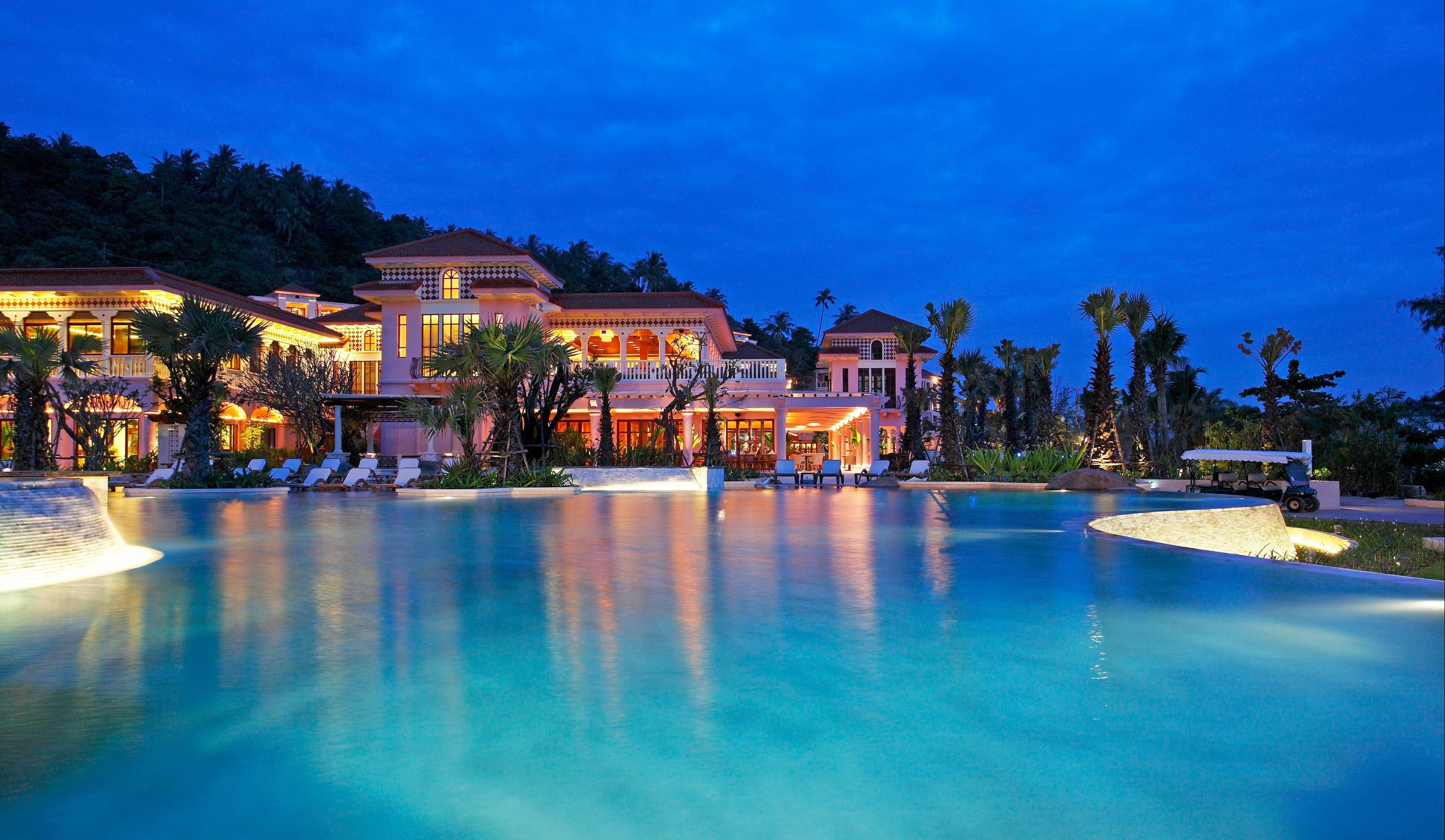 حوض السباحة